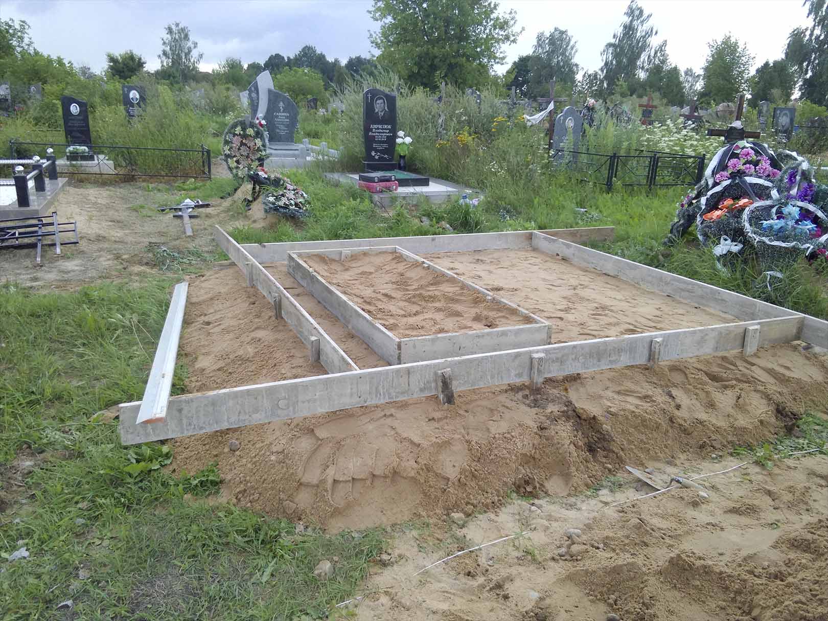 Благоустройство могил на кладбище. Мемориальные комплексы